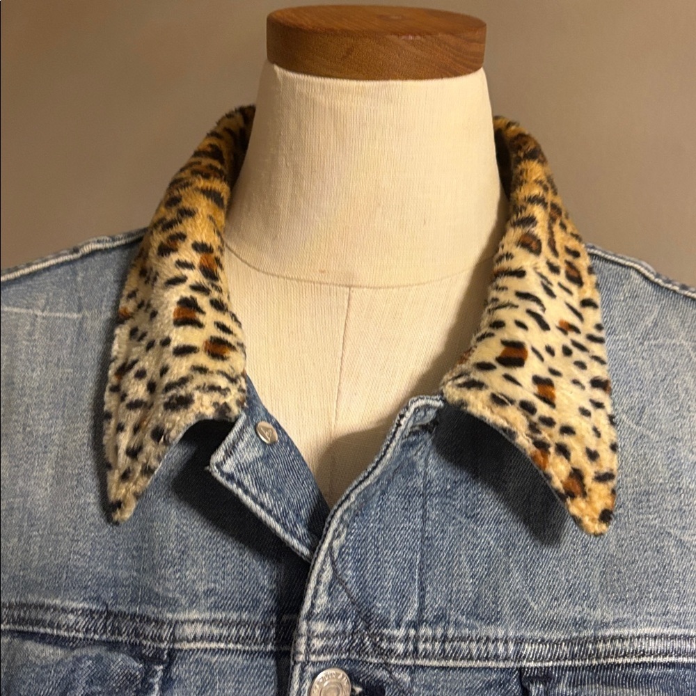 Guess women’s Rex Blue Denim Jacket Leopard faux fur Collar / back fur dice L - Picture 3 of 16